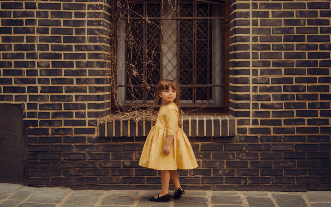 Retour en enfance : quand la mode joue à cache-cache avec nos souvenirs